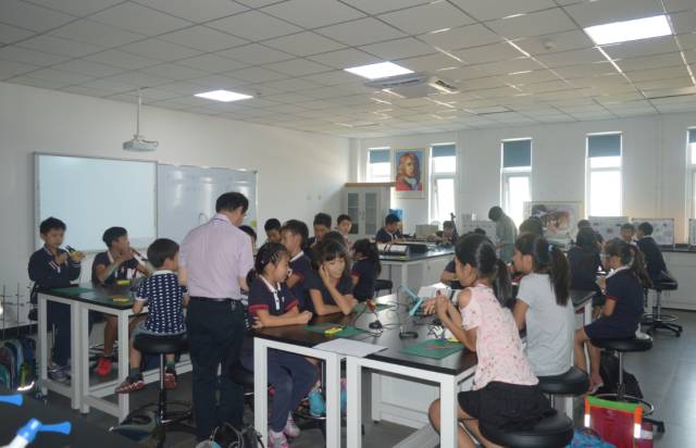 雙語學校如何通過課外活動促進語言學習