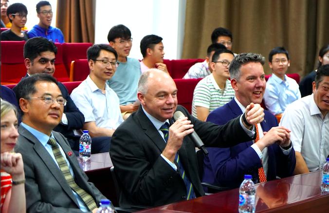 如何在雙語(yǔ)課堂中培養(yǎng)學(xué)生的合作能力