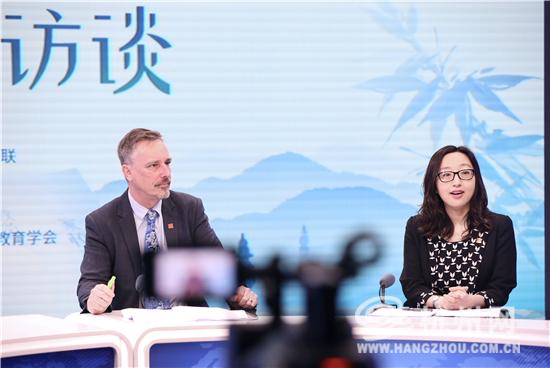 雙語教學如何助力學生批判性閱讀能力的提升？