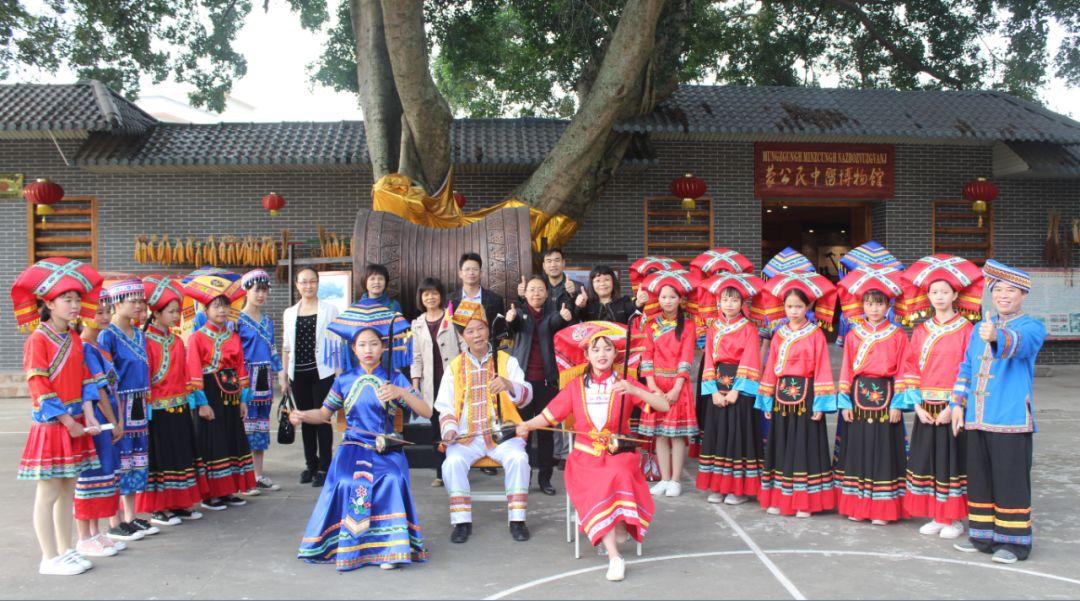 如何在雙語課堂中提高學(xué)生的語言自信