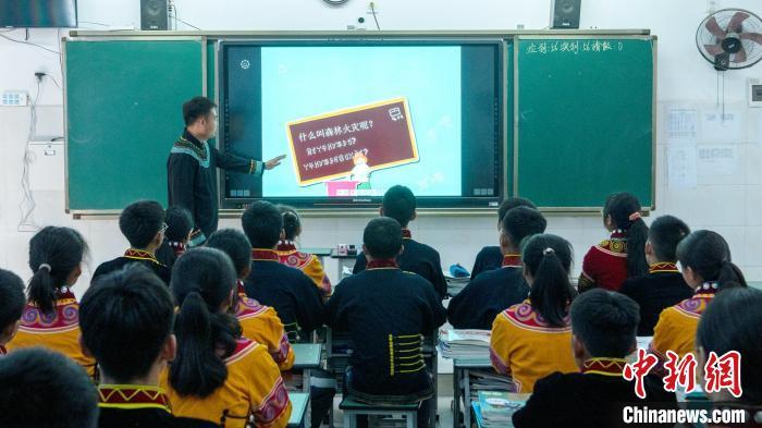如何在雙語課堂中培養(yǎng)學生的語言意識