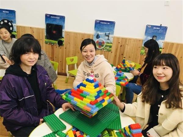 如何通過雙語教學(xué)培養(yǎng)學(xué)生的團(tuán)隊(duì)協(xié)作能力