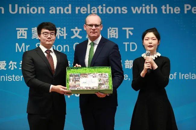如何優(yōu)化雙語課堂的跨文化交際能力