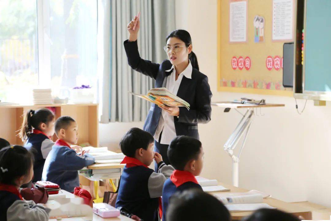 雙語教師如何在教學(xué)實(shí)踐中不斷成長(zhǎng)