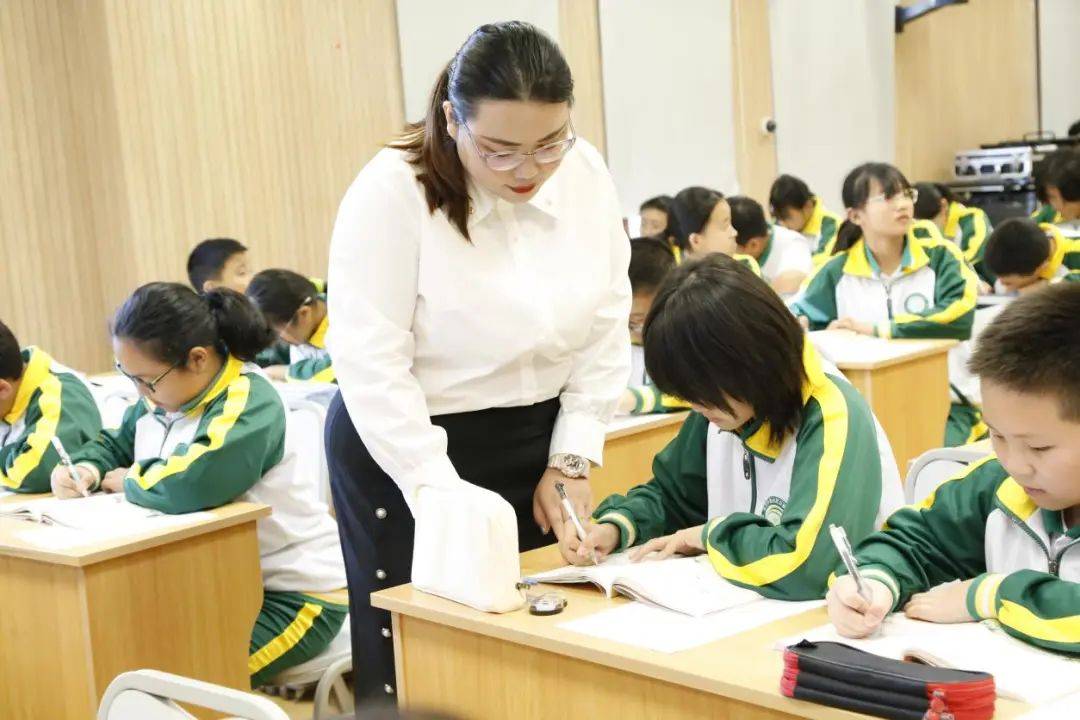 如何通過教師合作提升雙語學(xué)校的教育質(zhì)量