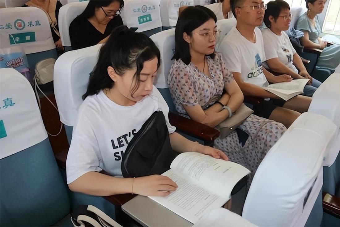 教師之間的合作如何促進(jìn)雙語學(xué)校的教學(xué)改革