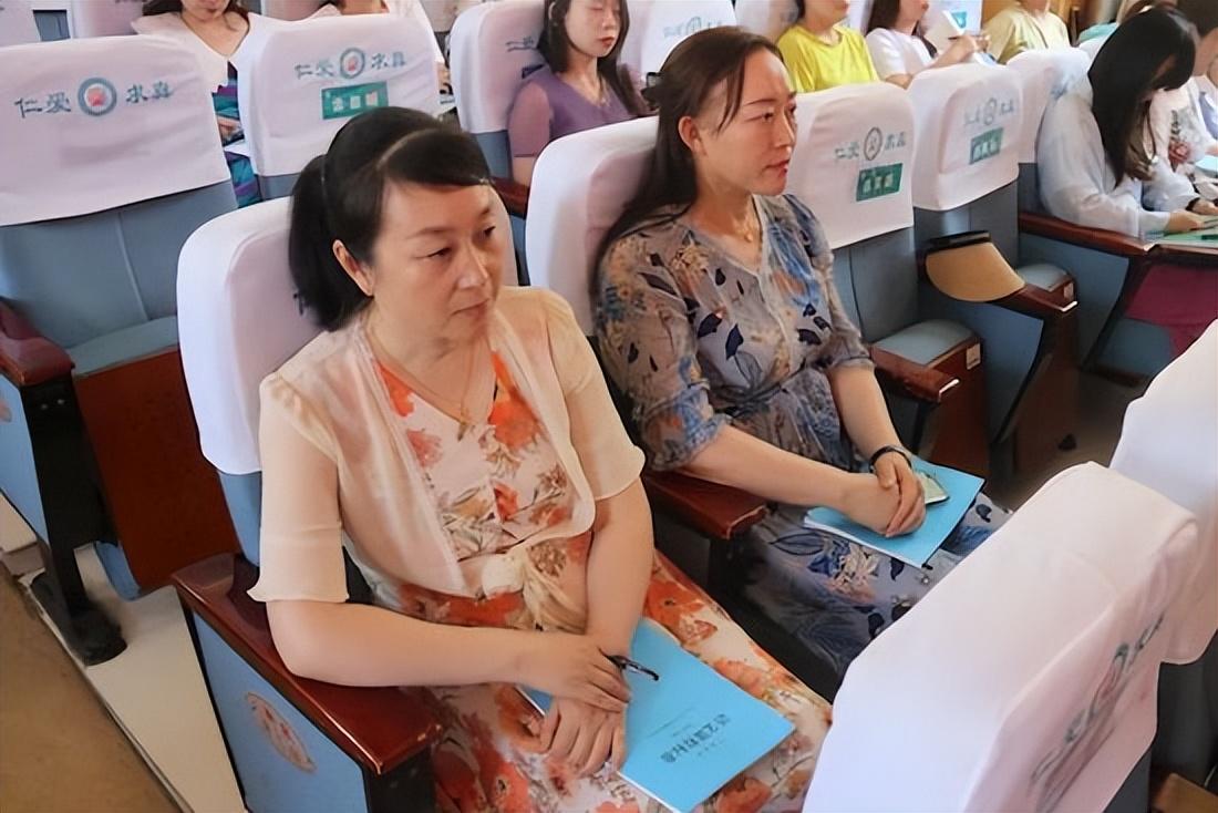 教師之間的合作如何促進(jìn)雙語學(xué)校的教學(xué)改革