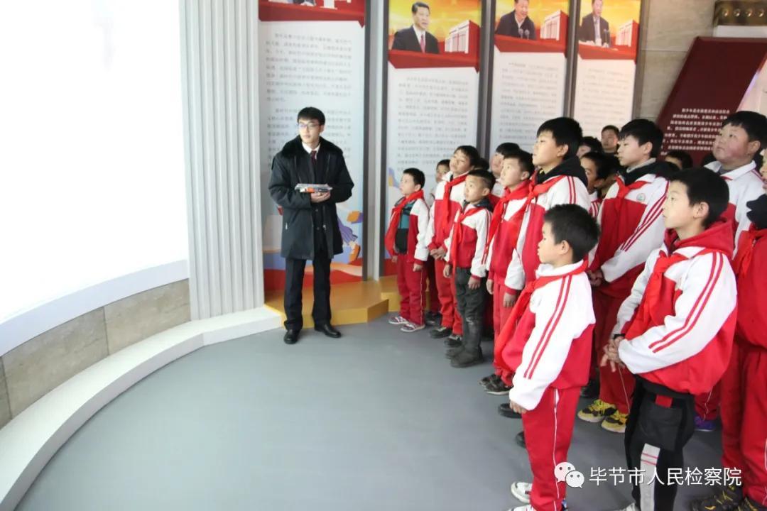 如何通過教師之間的互動支持學(xué)生的語言學(xué)習(xí)