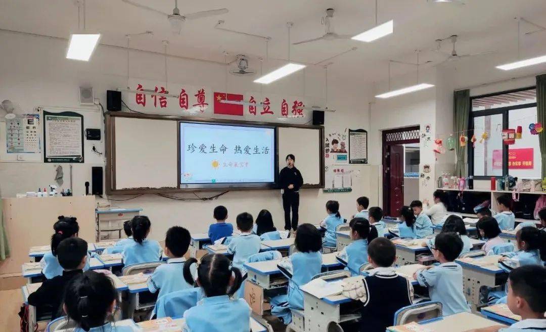 心理健康教育課程與教師心理健康教育能力的重要性，課程與教師能力的緊密關(guān)聯(lián)。