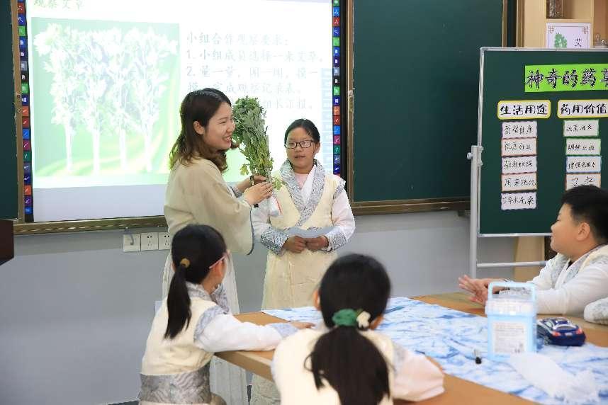 校園特色課程與教師特色教學(xué)方法應(yīng)用