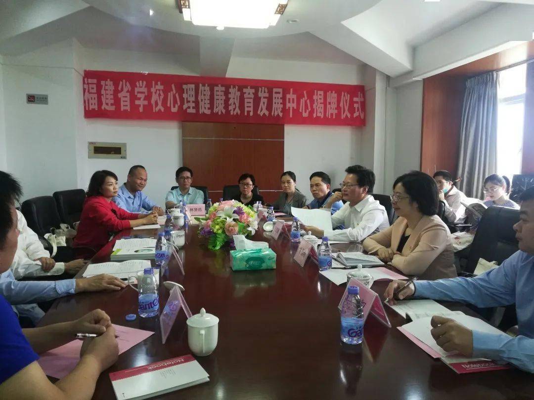 學(xué)生心理健康教育課程與學(xué)校心理健康輔導(dǎo)教師隊伍建設(shè)