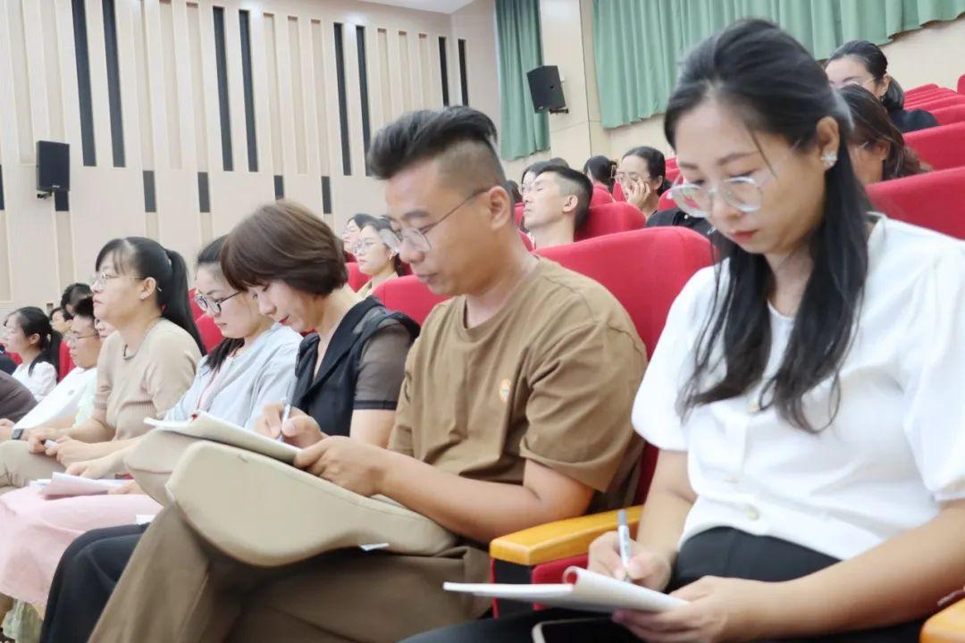 教師專業(yè)成長與教育教學質(zhì)量提升，緊密關(guān)聯(lián)的探討與解析
