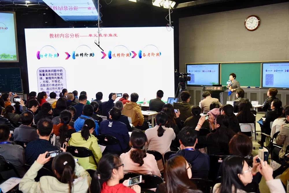 培訓課程，教師專業(yè)發(fā)展的新平臺