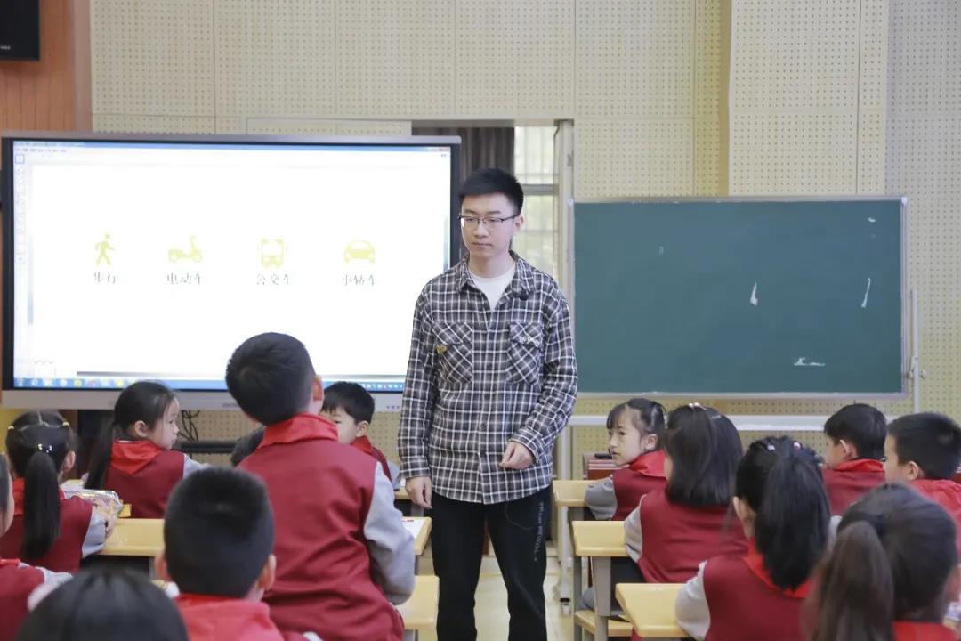 學(xué)術(shù)交流，拓寬教師視野的窗口活動