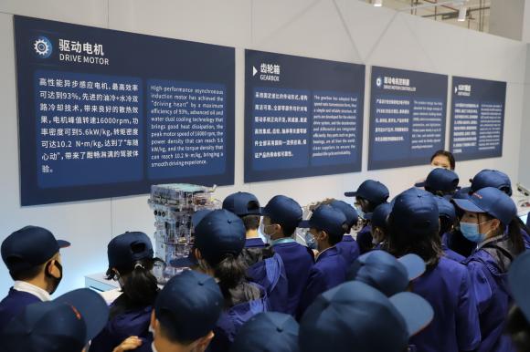 雙語教師如何通過領(lǐng)導(dǎo)力推動(dòng)團(tuán)隊(duì)合作模式的創(chuàng)新