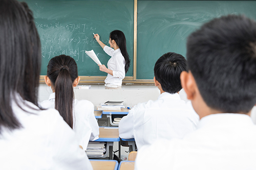 雙語學(xué)校中的教師領(lǐng)導(dǎo)力和團(tuán)隊(duì)協(xié)作關(guān)系研究