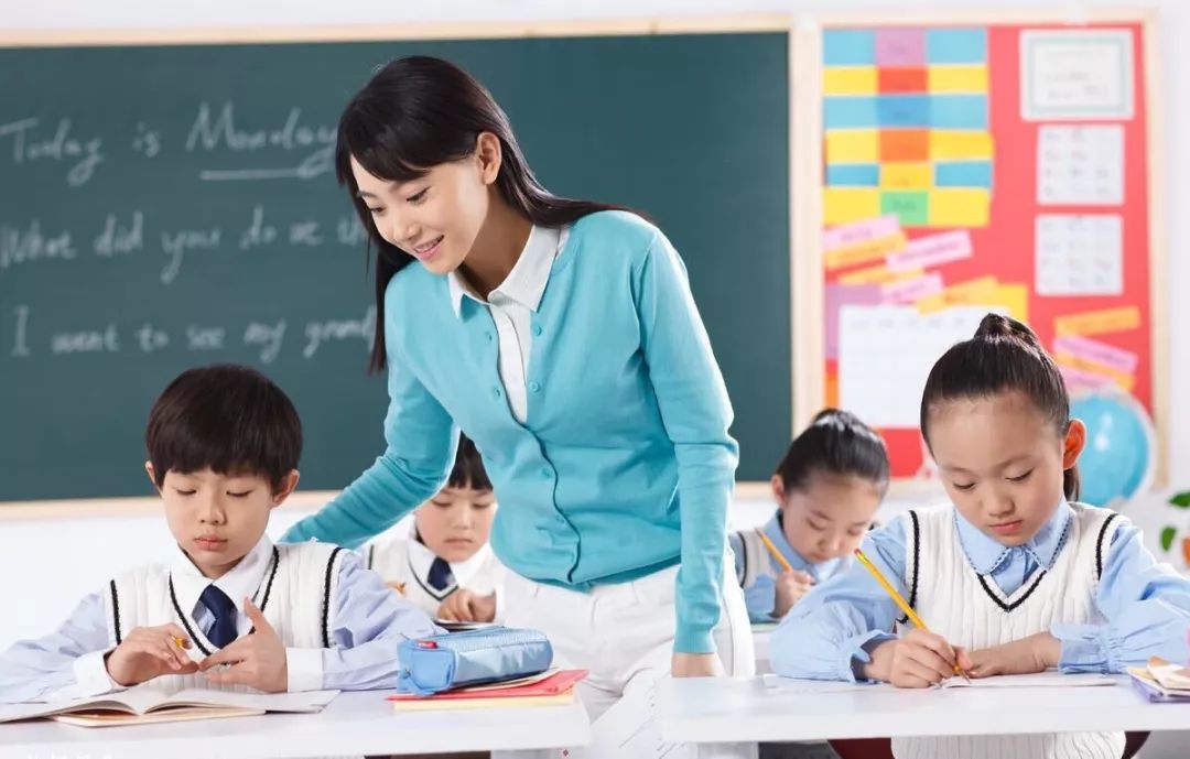 雙語(yǔ)教師團(tuán)隊(duì)如何克服溝通障礙提升合作效率