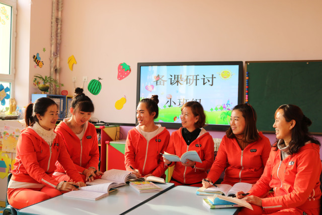 團隊協(xié)作與教師成長，共鑄教育輝煌的雙重驅(qū)動力