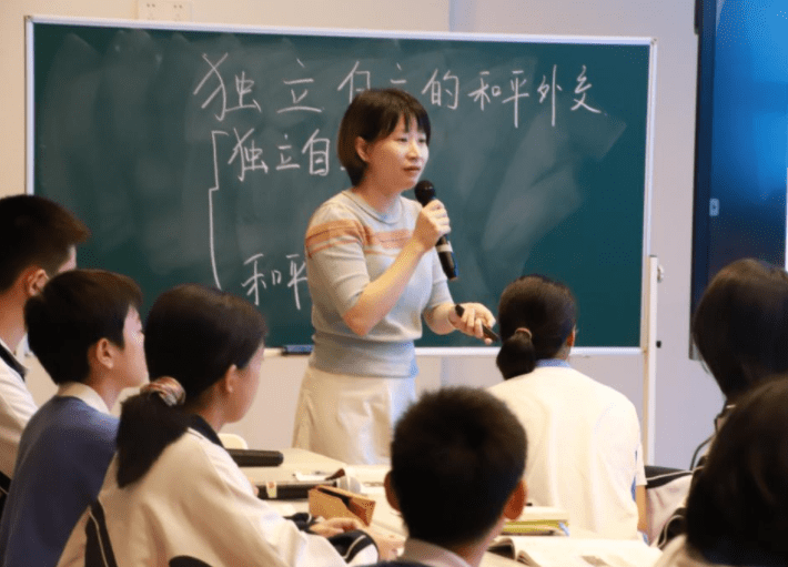 雙語(yǔ)教師在文化差異中的領(lǐng)導(dǎo)力展現(xiàn)之道