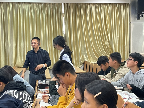 教師如何通過(guò)領(lǐng)導(dǎo)力提升課堂氛圍與學(xué)生參與感