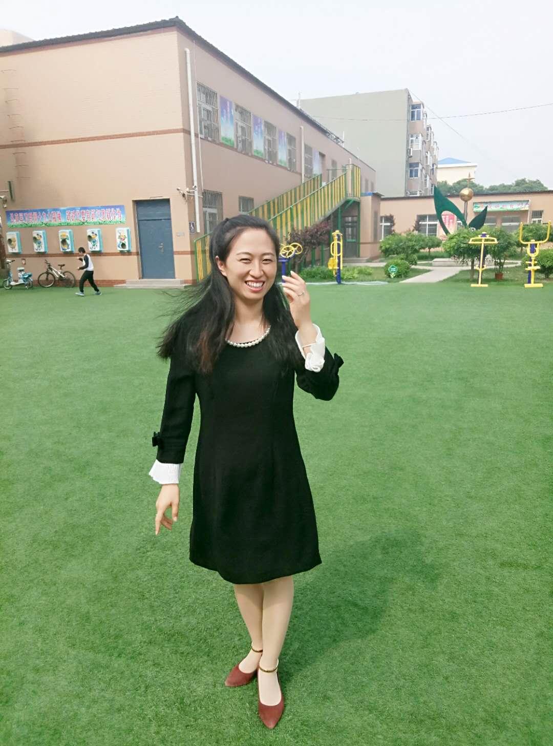 教師團(tuán)隊(duì)在領(lǐng)導(dǎo)引領(lǐng)下迎難而上，克服工作挑戰(zhàn)