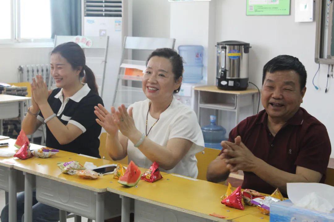 教師團隊在團隊領導下克服工作中的困難