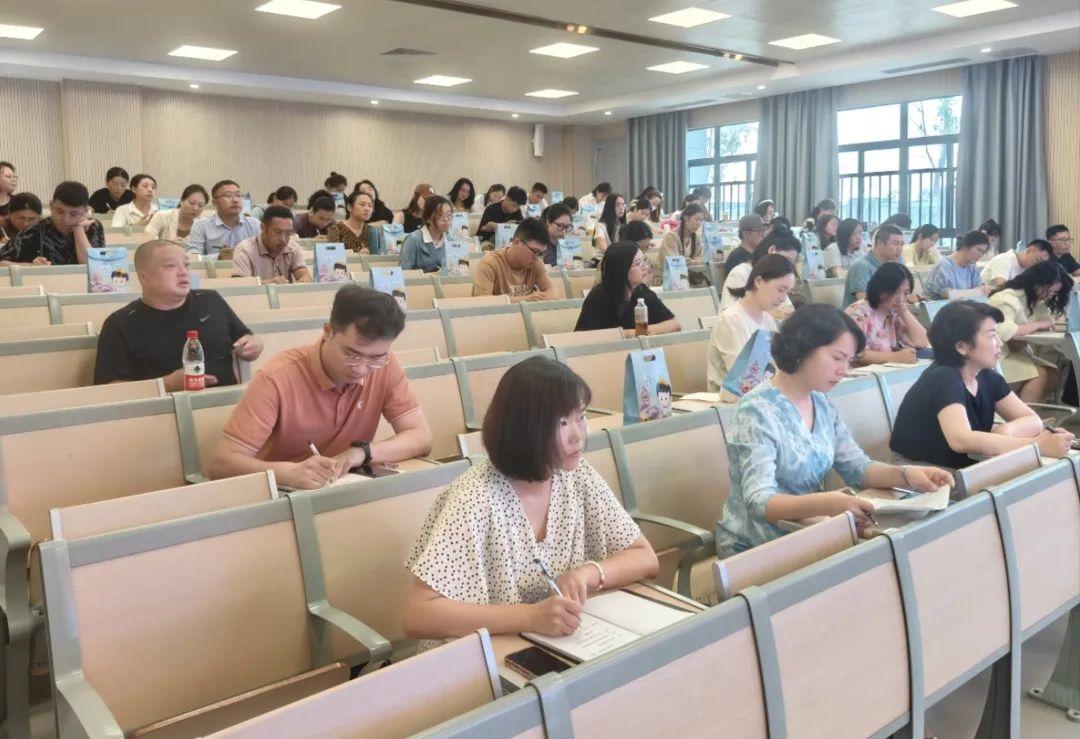 教師團(tuán)隊(duì)中的領(lǐng)導(dǎo)、支持與執(zhí)行角色，多維度探討與深度解析