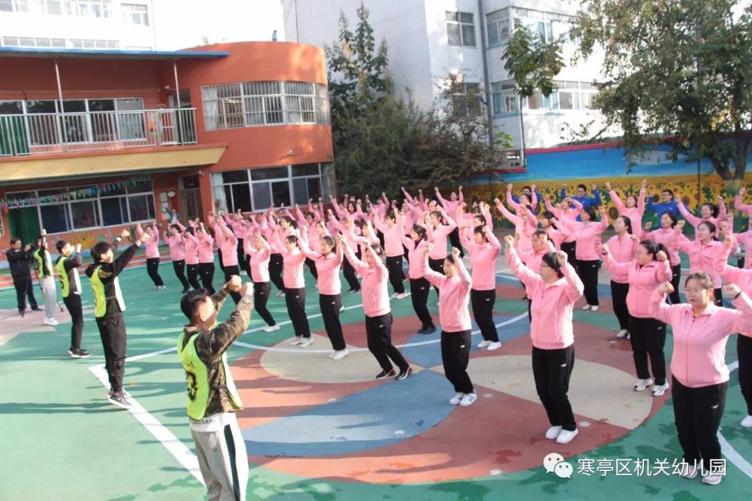 雙語(yǔ)教師如何通過(guò)集體獎(jiǎng)勵(lì)激發(fā)團(tuán)隊(duì)的合作激情與團(tuán)隊(duì)精神培養(yǎng)策略