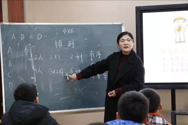 教師團(tuán)隊(duì)如何通過(guò)互評(píng)與反饋促進(jìn)協(xié)作與成長(zhǎng)