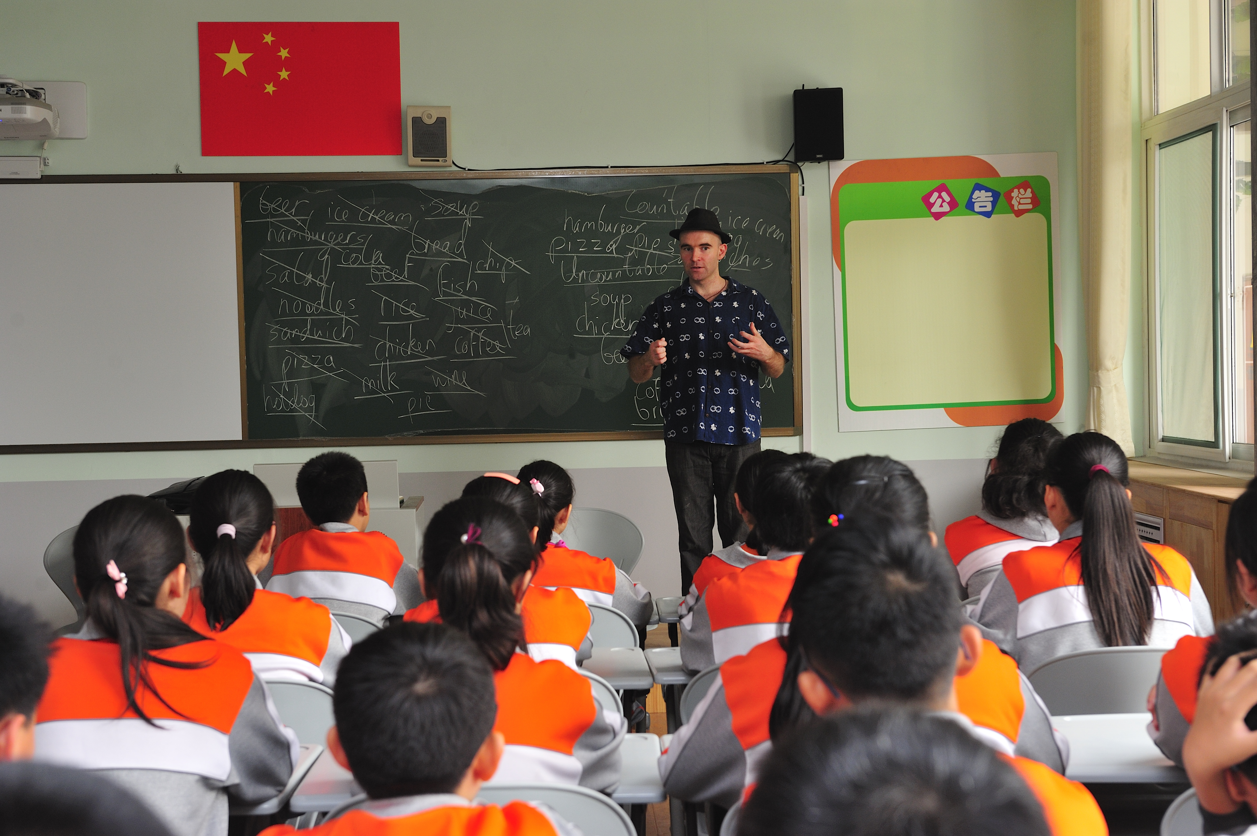 雙語教師在學(xué)校發(fā)展中的推動者角色探究