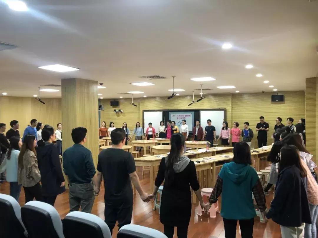 雙語教師如何通過實踐經(jīng)驗豐富領(lǐng)導(dǎo)力的內(nèi)涵