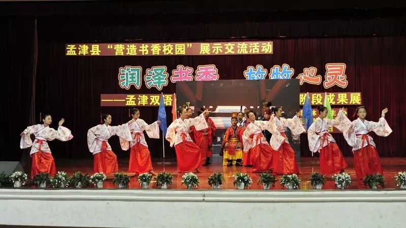 孟津雙語學(xué)校門口的別樣風(fēng)景線
