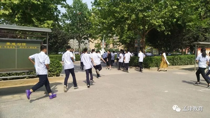 孟津雙語學校門口，一道獨特的風景線