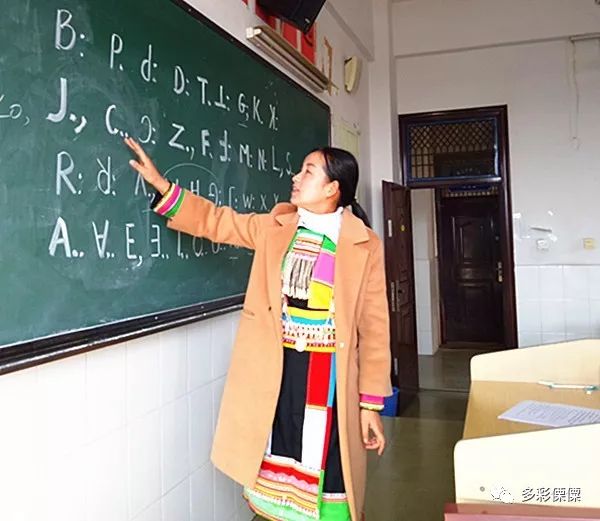 孟津雙語學(xué)校裴詩耕老師，教育明燈與靈魂工程師的典范