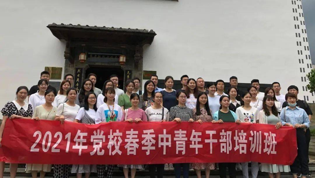 孟津縣雙語學(xué)校中的格格老師，教育的璀璨明星