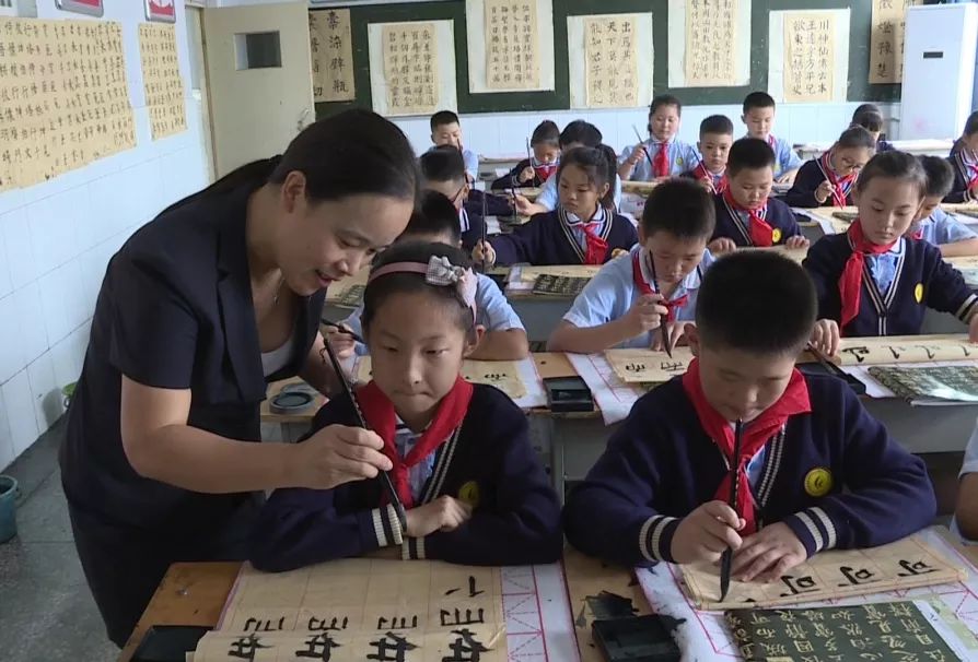 洛陽(yáng)孟津縣雙語(yǔ)學(xué)校大門的獨(dú)特魅力
