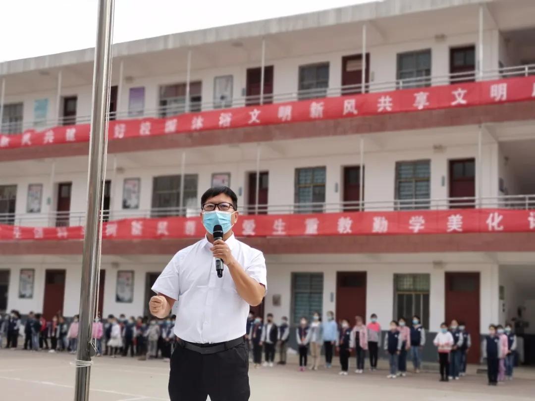學(xué)校隆重舉行全民國家安全教育日主題升旗儀式