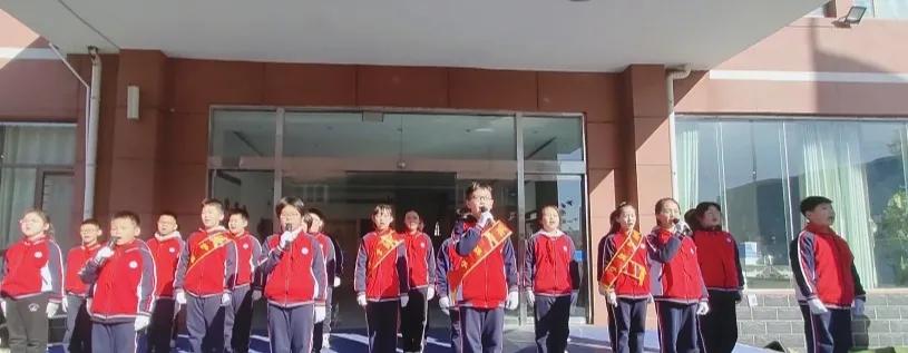 學(xué)校隆重舉行全民國家安全教育日主題升旗儀式