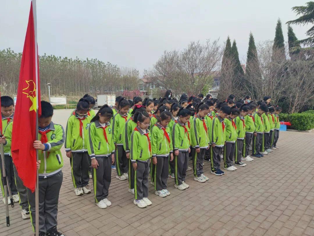 學(xué)校清明祭英烈活動，緬懷革命先烈，賡續(xù)紅色血脈紀(jì)實(shí)