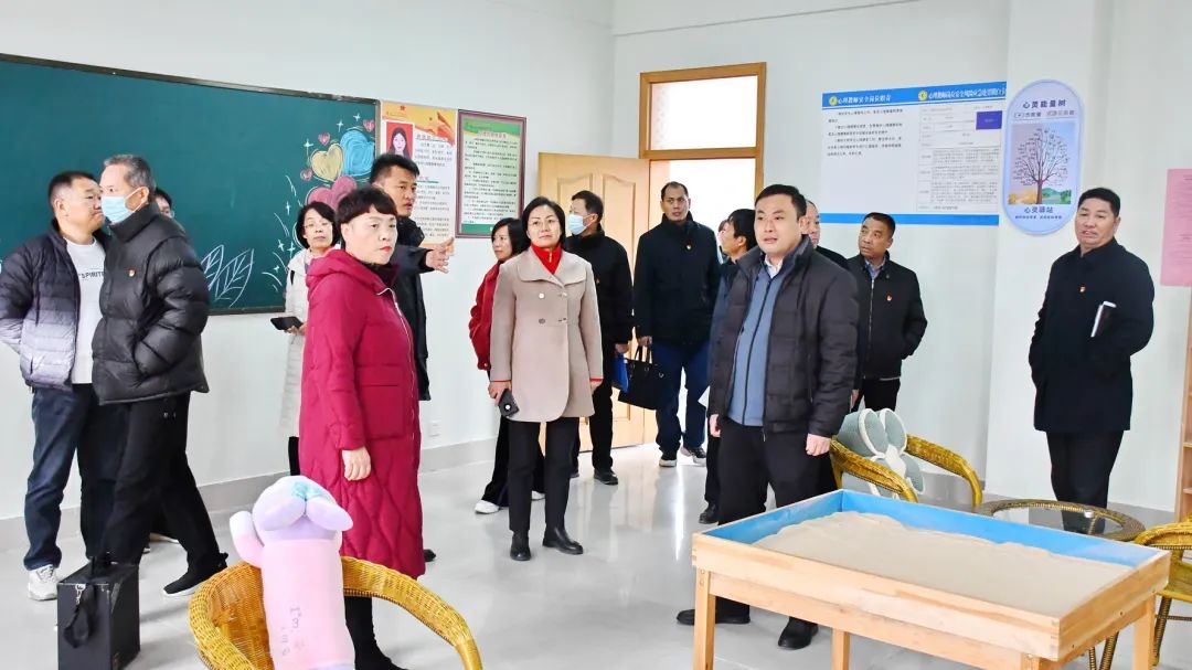 上高街道學苑社區(qū)兩委成員探訪孟津雙語學校書院，深化社區(qū)教育融合之旅