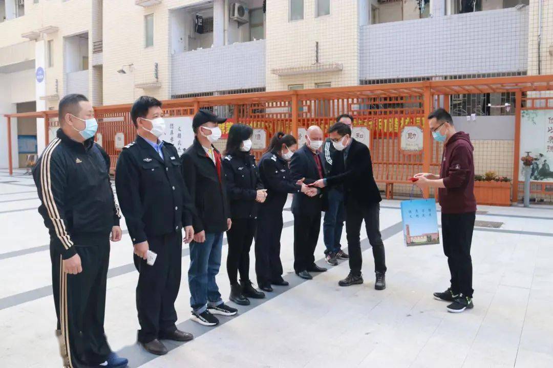 學(xué)校領(lǐng)導(dǎo)慰問(wèn)春節(jié)期間一線值班人員，溫暖與關(guān)懷傳遞心間