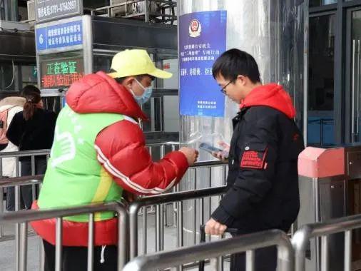 春運暖冬行動，我校學子投身志愿服務(wù)，傳遞旅途溫情
