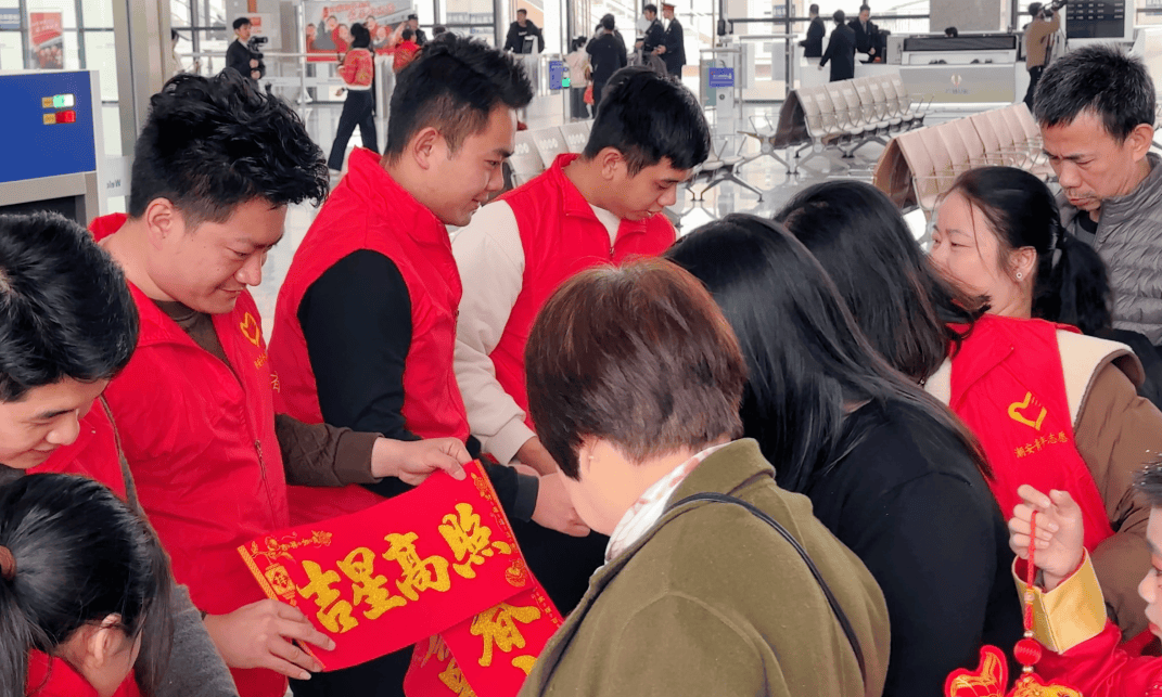 溫暖寒冬，情滿旅途，我校學(xué)子積極投身2025年春運暖冬行動志愿服務(wù)活動