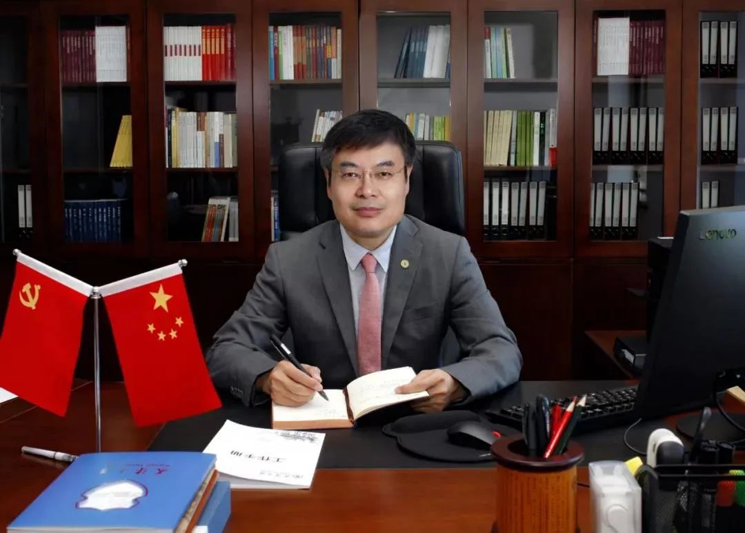 元旦之際，校長崔耕虎慰問值班人員，共慶佳節(jié)