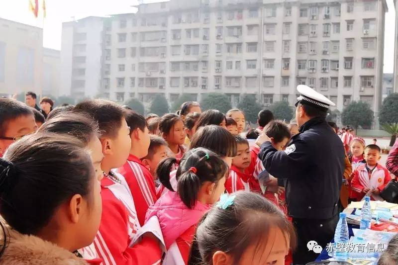 我校開展文明交通，平安出行主題升旗儀式，守交通規(guī)則，倡文明出行