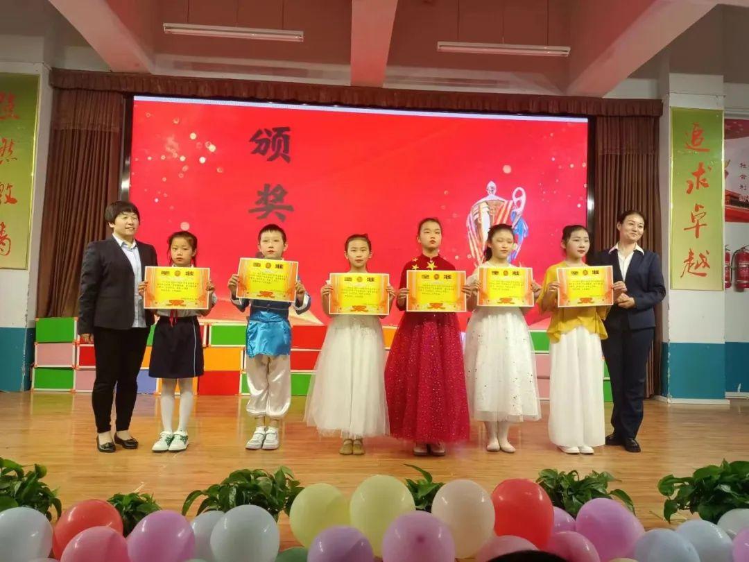 孟津雙語(yǔ)學(xué)校職業(yè)技術(shù)學(xué)院舉辦憲法晨讀活動(dòng)，傳承法治精神，弘揚(yáng)憲法文化