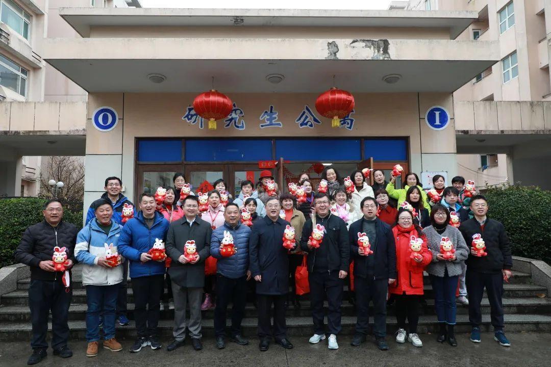 校領(lǐng)導(dǎo)檢查公寓安全工作的深度報(bào)道