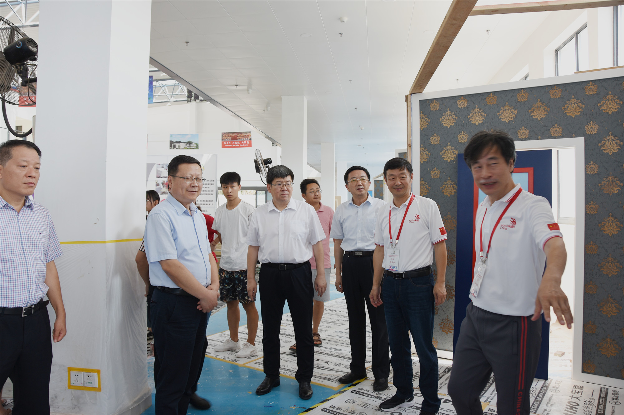 校領導親切慰問出征世界職業(yè)院校技能大賽的師生團隊