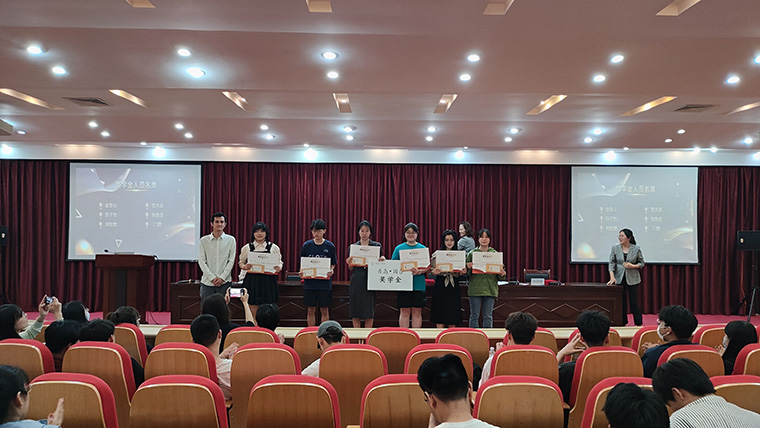 石橫特鋼智能制造產(chǎn)業(yè)學(xué)院企業(yè)獎(jiǎng)學(xué)金頒發(fā)儀式圓滿完成——見證優(yōu)秀學(xué)子榮耀時(shí)刻