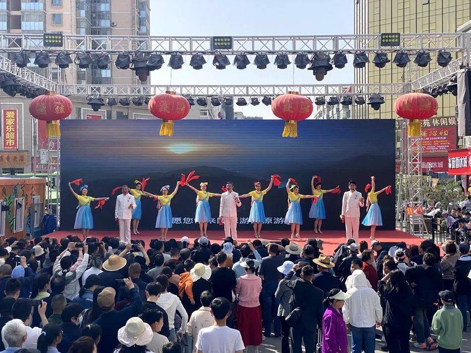 學(xué)院孟津雙語學(xué)校雅樂團(tuán)原創(chuàng)節(jié)目尋味泰安，參加泰安美食節(jié)開幕式演出的精彩瞬間